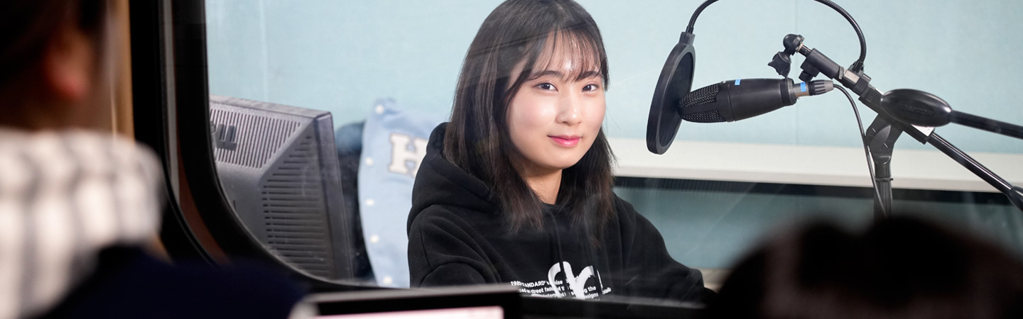 미디어커뮤니케이션전공 여학생이 녹음실에 들어가 있는 사진