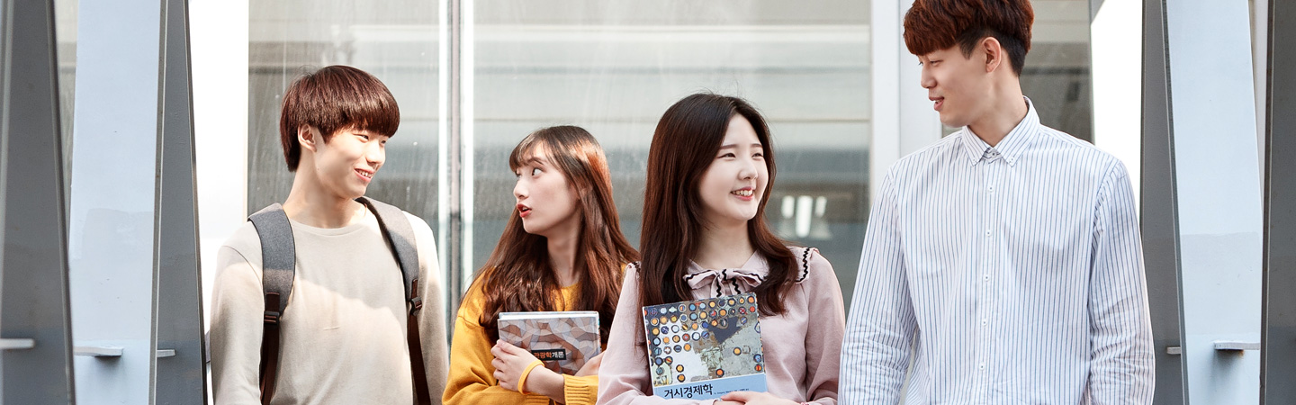 캠퍼스를 걷고 있는 남녀 학생들